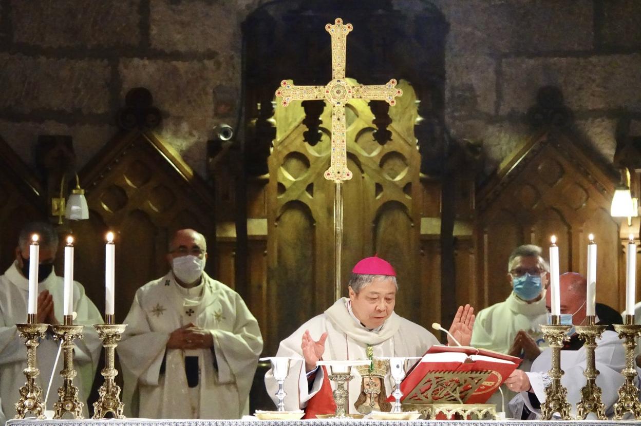 Bernardito Auza se dispone a dar la sagrada comunión en la Basílica de Covadonga ante la mirada de Jesús Sanz Montes y Adolfo Mariño. 