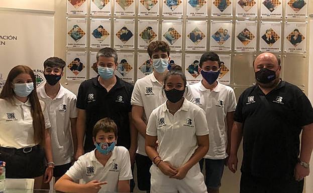 Aída García, Adán Álvarez, Lucas Antuña, Arturo Pruneda, Samuel García, Nerea Cañón, Omar Fernández y Belarmino García, conjunto del Antonio Rico. 