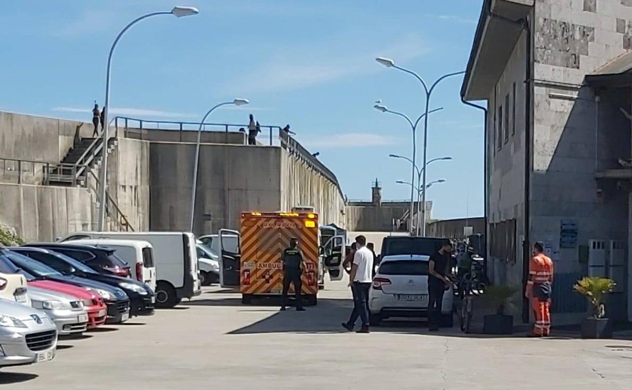 El transporte sanitario en el puerto de Llanes.