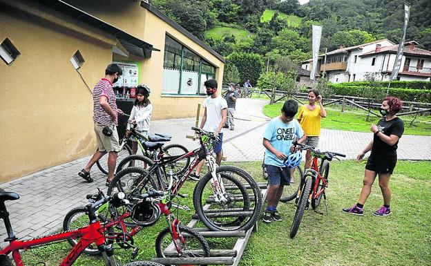 Cada vez son más los que eligen hacer la senda en bici. j. c. r.