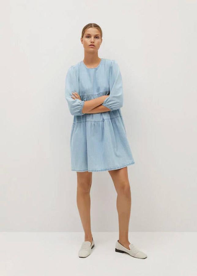 Vestido denim con volante de Mango, 29,99 euros.