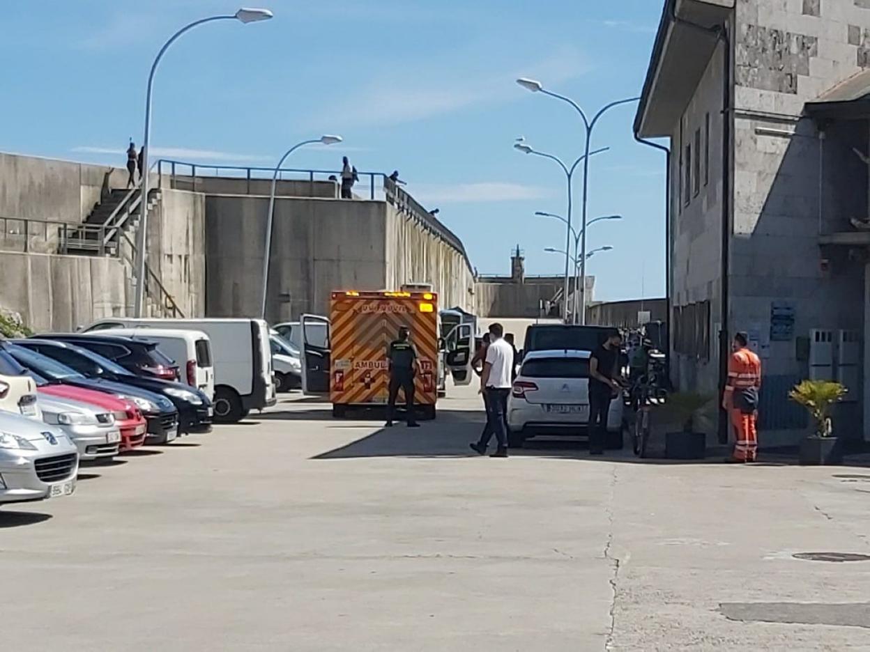 La ambulancia, en el puerto de Llanes tras el accidente. 