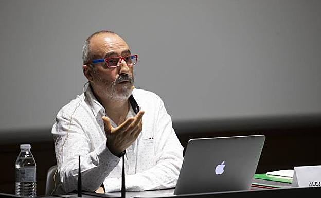 Conferencia de Alejandro Céspedes en el Ateneo Jovellanos. 