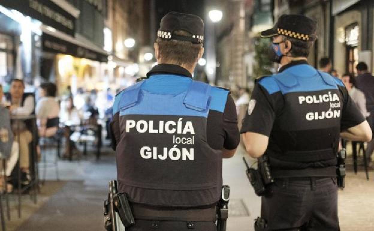 Dos policias locales de Gijón, en una imagen de archivo. 