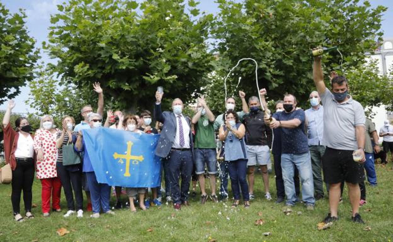 Los promotores de la candidatura de Somao celebran el premio Pueblo Ejemplar de Asturias 2020.