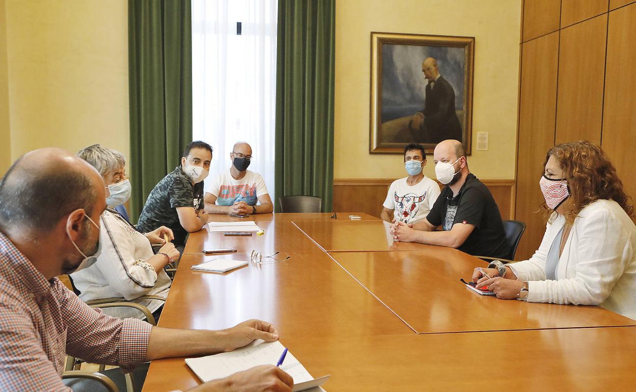 La alcaldesa de Gijón, y varios concelajes, se reunieron ayer con el comité de empresa de Vauste. 