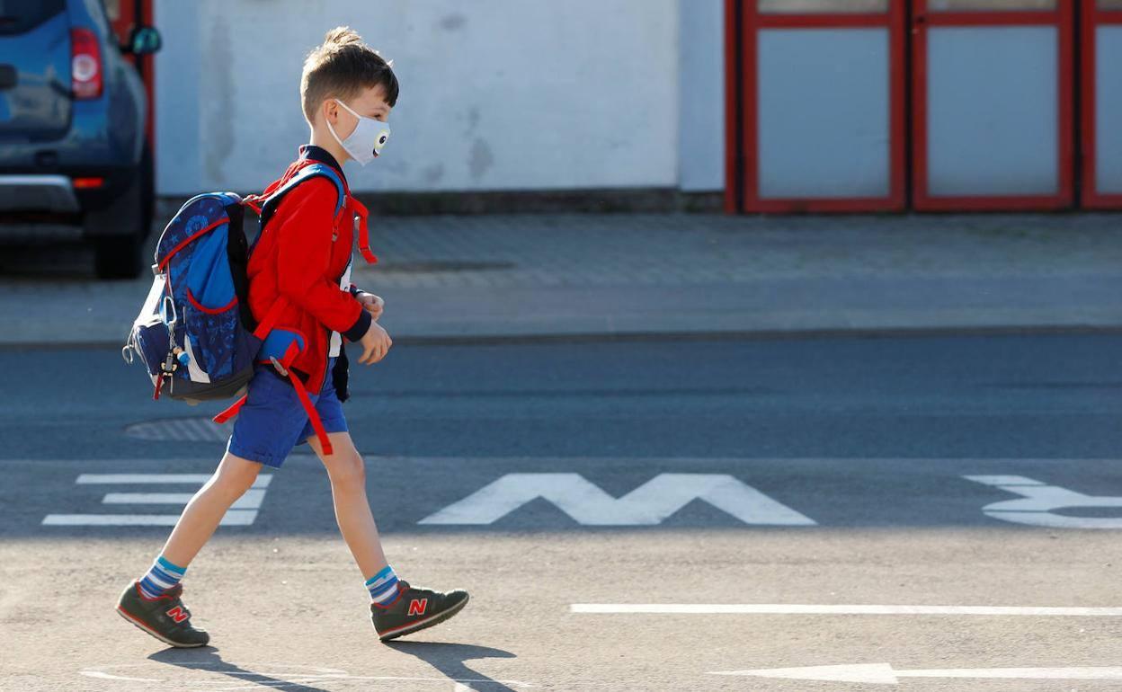 No llevar al niño al cole por la COVID-19: ¿absentismo o causa justificada?