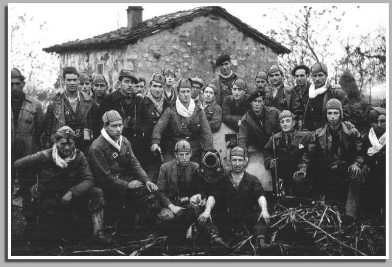 La exposición 'Frente a frente: dos visiones fotográficas de la Guerra Civil' que exhibe el Antiguo Instituto muestra los estragos del conflicto bélico en Gijón y Oviedo a través de las imágenes captadas por la cámara de Constantino Suárez y Florentino López, 'Floro'