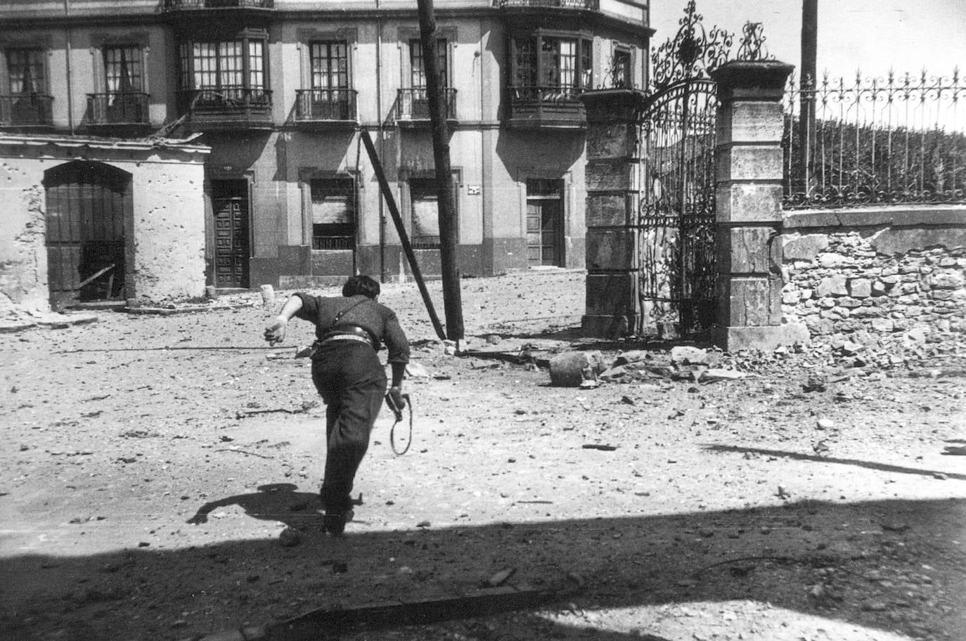 La exposición 'Frente a frente: dos visiones fotográficas de la Guerra Civil' que exhibe el Antiguo Instituto muestra los estragos del conflicto bélico en Gijón y Oviedo a través de las imágenes captadas por la cámara de Constantino Suárez y Florentino López, 'Floro'