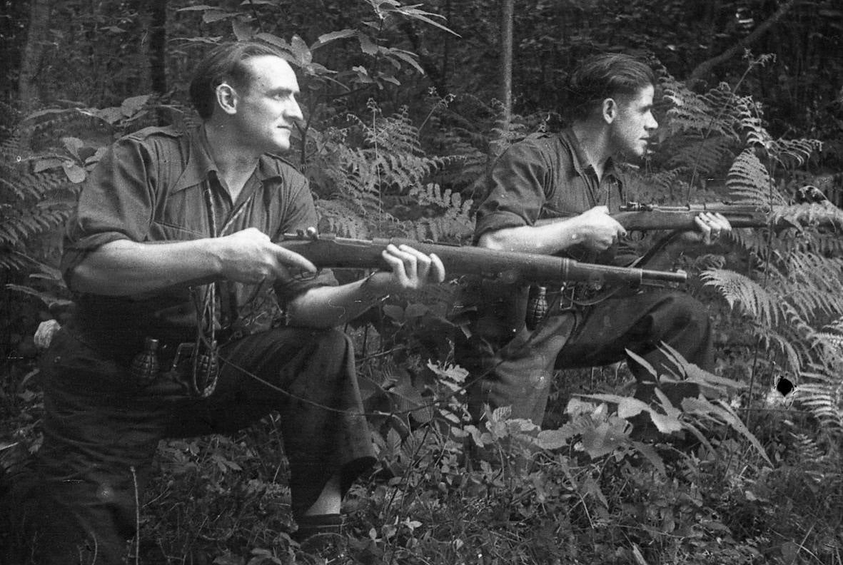 La exposición 'Frente a frente: dos visiones fotográficas de la Guerra Civil' que exhibe el Antiguo Instituto muestra los estragos del conflicto bélico en Gijón y Oviedo a través de las imágenes captadas por la cámara de Constantino Suárez y Florentino López, 'Floro'