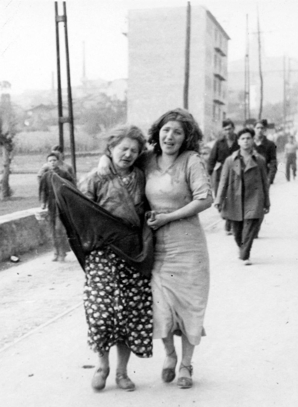 La exposición 'Frente a frente: dos visiones fotográficas de la Guerra Civil' que exhibe el Antiguo Instituto muestra los estragos del conflicto bélico en Gijón y Oviedo a través de las imágenes captadas por la cámara de Constantino Suárez y Florentino López, 'Floro'