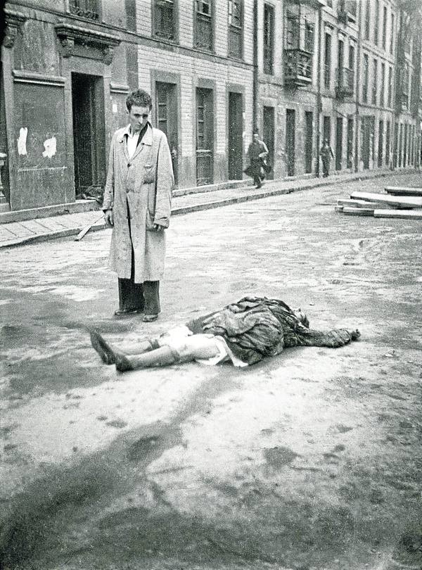 La exposición 'Frente a frente: dos visiones fotográficas de la Guerra Civil' que exhibe el Antiguo Instituto muestra los estragos del conflicto bélico en Gijón y Oviedo a través de las imágenes captadas por la cámara de Constantino Suárez y Florentino López, 'Floro'