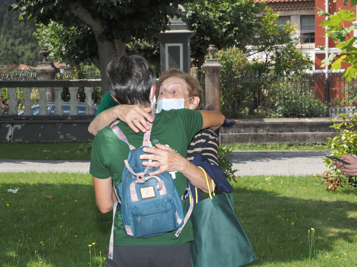 Los vecinos de Somao, en Pravia, no han tardado en salir a la calle a celebrar su reconocimiento como Pueblo Ejemplar de Asturias 2020.