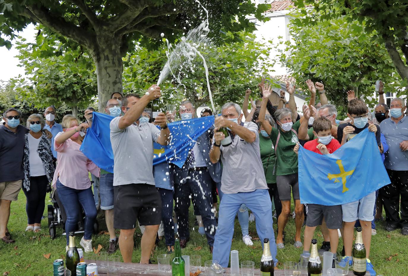 Los vecinos de Somao, en Pravia, no han tardado en salir a la calle a celebrar su reconocimiento como Pueblo Ejemplar de Asturias 2020.