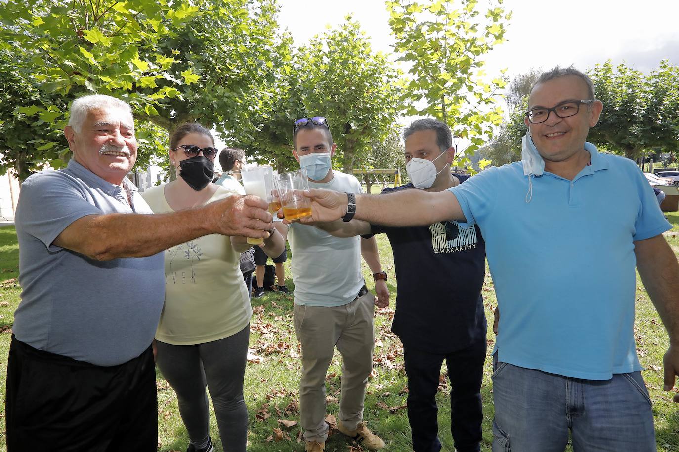 Los vecinos de Somao, en Pravia, no han tardado en salir a la calle a celebrar su reconocimiento como Pueblo Ejemplar de Asturias 2020.