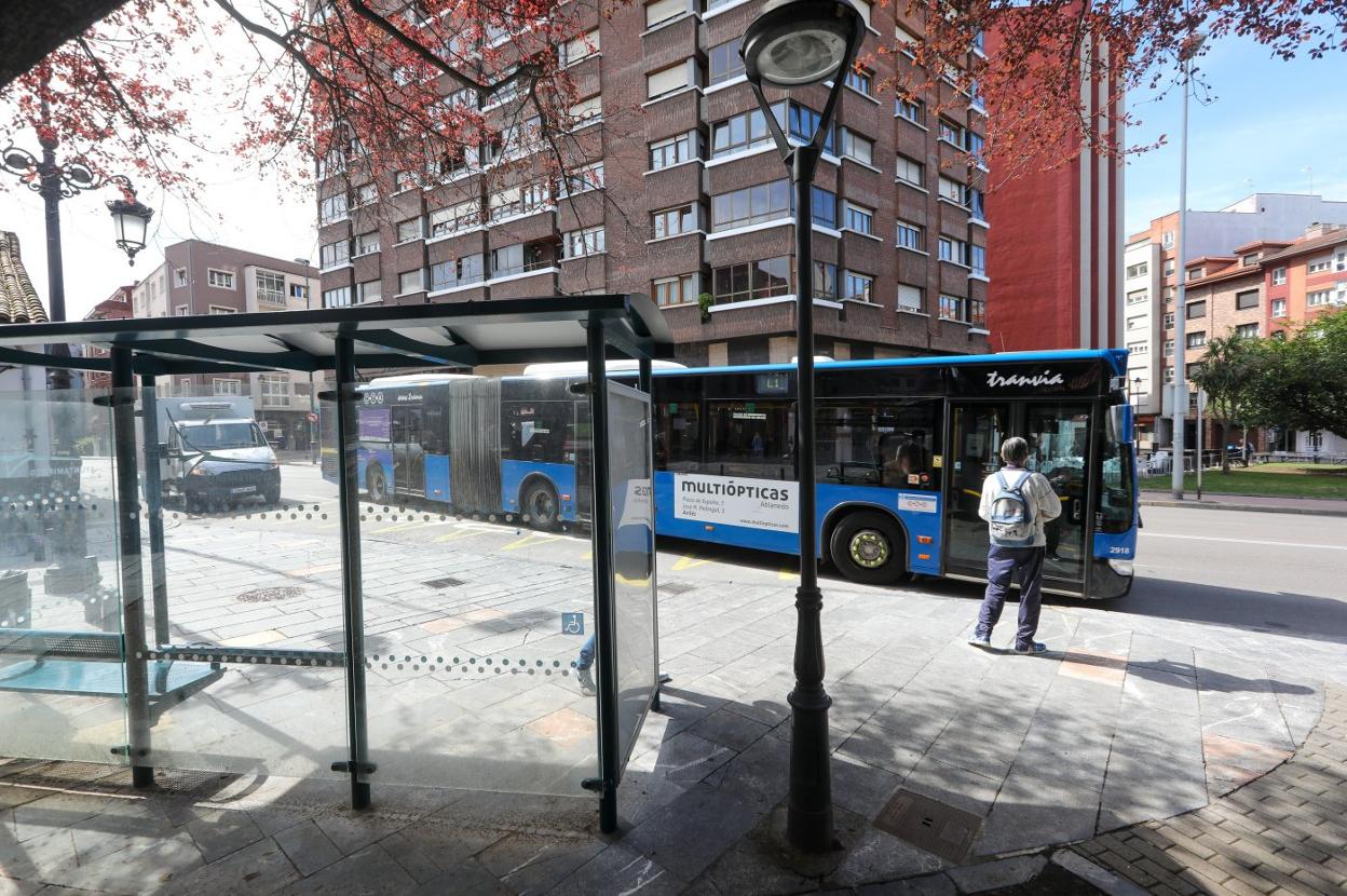 Parada de transporte público en la avenida de Cervantes de Avilés. 