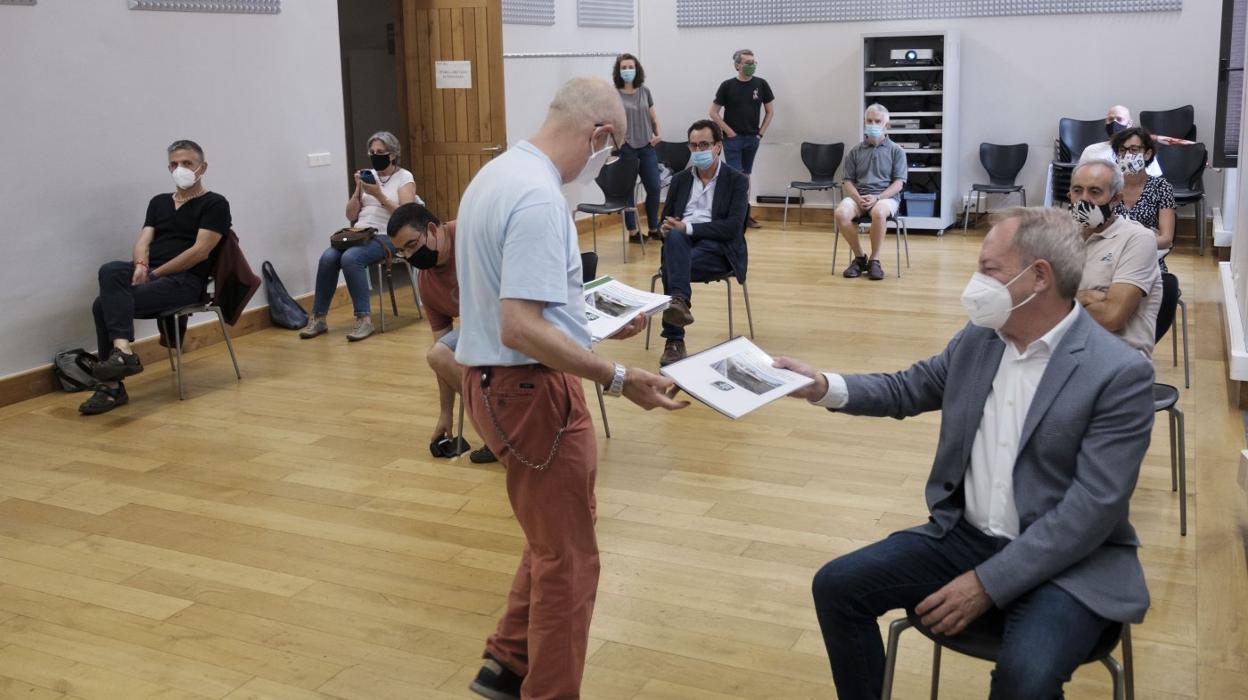 El ecologista Francisco Ramos entrega una copia del plan al concejal Aurelio Martín. 