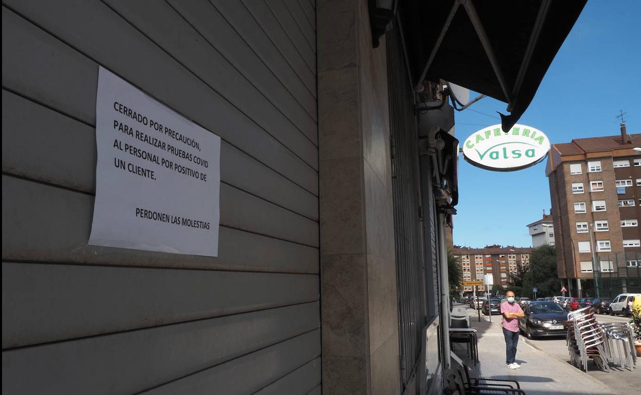 Uno de los clientes del bar acompañó al hospital al paciente cero del brote de Avilés