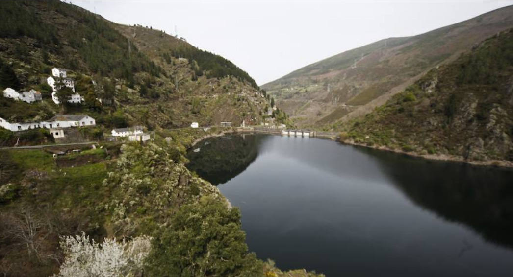 En 1993, el galardón recayó en la Comunidad Vecinal de Grandas de Salime, un concejo con un gran patrimonio histórico y cultural cuyo paisaje está definido por su embalse.