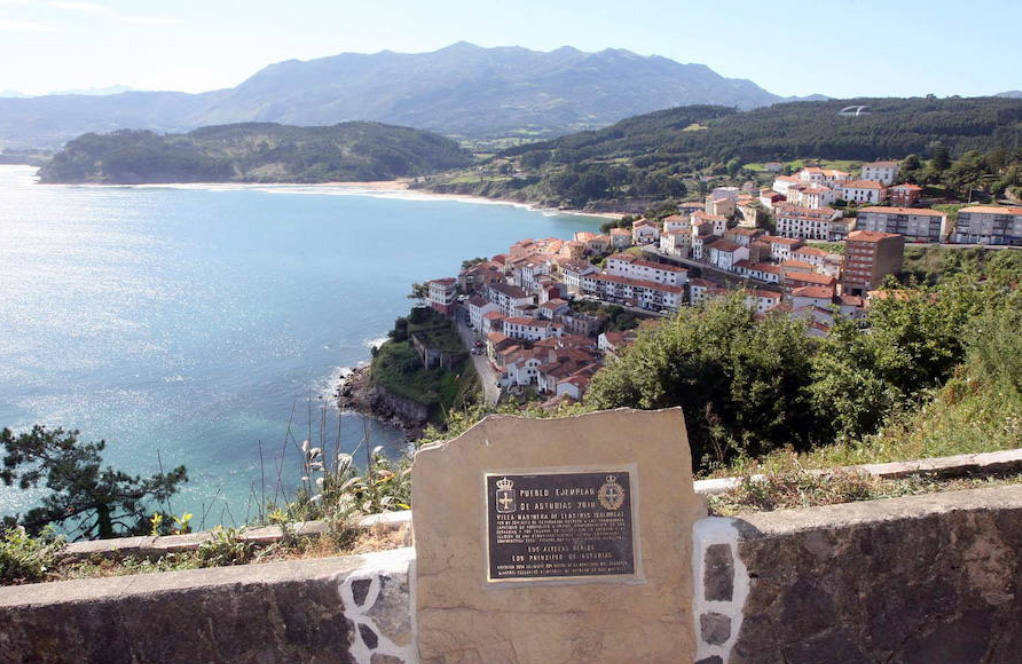 El pueblo marinero de Lastres, en Colunga, recibió el premio al Pueblo Ejemplar de Asturias en el año 2010. Un monolito lo recuerda en el conocido mirador de San Roque.