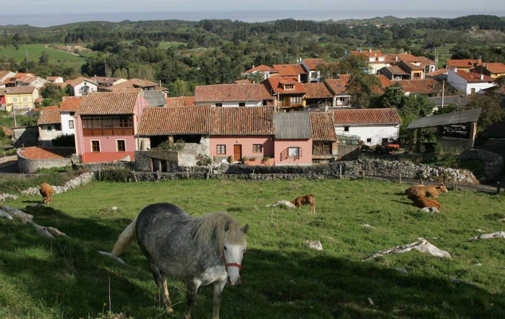 En el año 2005, el premio al Pueblo Ejemplar de Asturias fue al concejo de Llanes, en concreto, a la localidad de Porrúa.