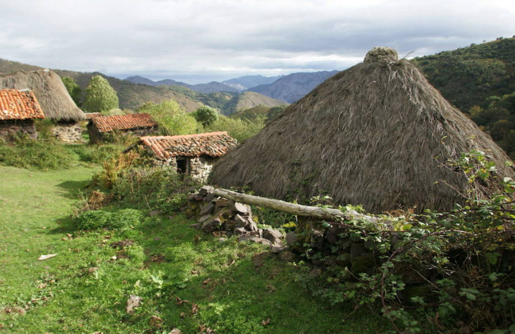 La comunidad vecinal de Teverga, perteneciente a la comarca del Camín Real de la Mesa, fue galardonada con el premio al Pueblo Ejemplar de Asturias en el año 2013.