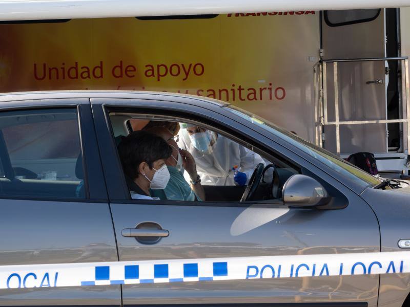 El dispositivo instalado en el pabellón de La Magdalena de Avilés ha comenzado este jueves a realizar las pruebas de detección del coronavirus, a causa del brote que acumula por el momento dieciséis positivos. A lo largo de esta mañana se han atendido a más de 200 personas con cita previa y hasta el momento se han registrado más de mil solicitudes para realizar las PCR. 