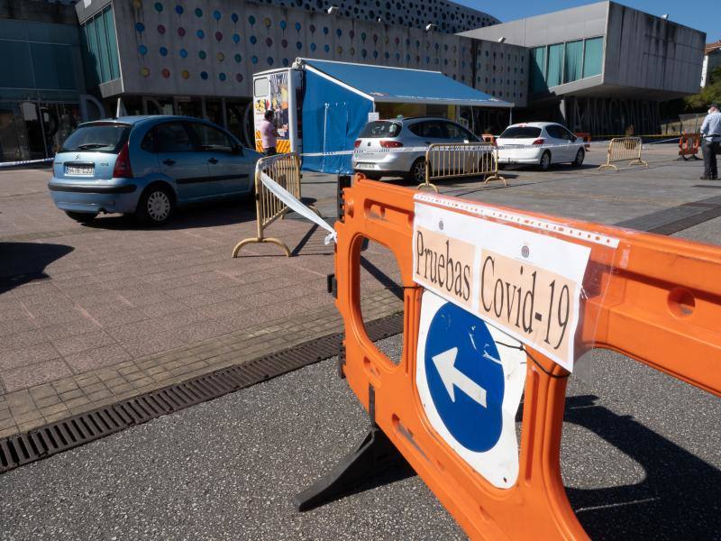 El dispositivo instalado en el pabellón de La Magdalena de Avilés ha comenzado este jueves a realizar las pruebas de detección del coronavirus, a causa del brote que acumula por el momento dieciséis positivos. A lo largo de esta mañana se han atendido a más de 200 personas con cita previa y hasta el momento se han registrado más de mil solicitudes para realizar las PCR. 