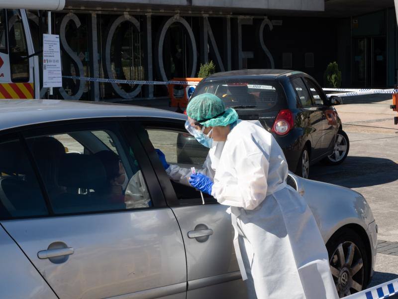 El dispositivo instalado en el pabellón de La Magdalena de Avilés ha comenzado este jueves a realizar las pruebas de detección del coronavirus, a causa del brote que acumula por el momento dieciséis positivos. A lo largo de esta mañana se han atendido a más de 200 personas con cita previa y hasta el momento se han registrado más de mil solicitudes para realizar las PCR. 