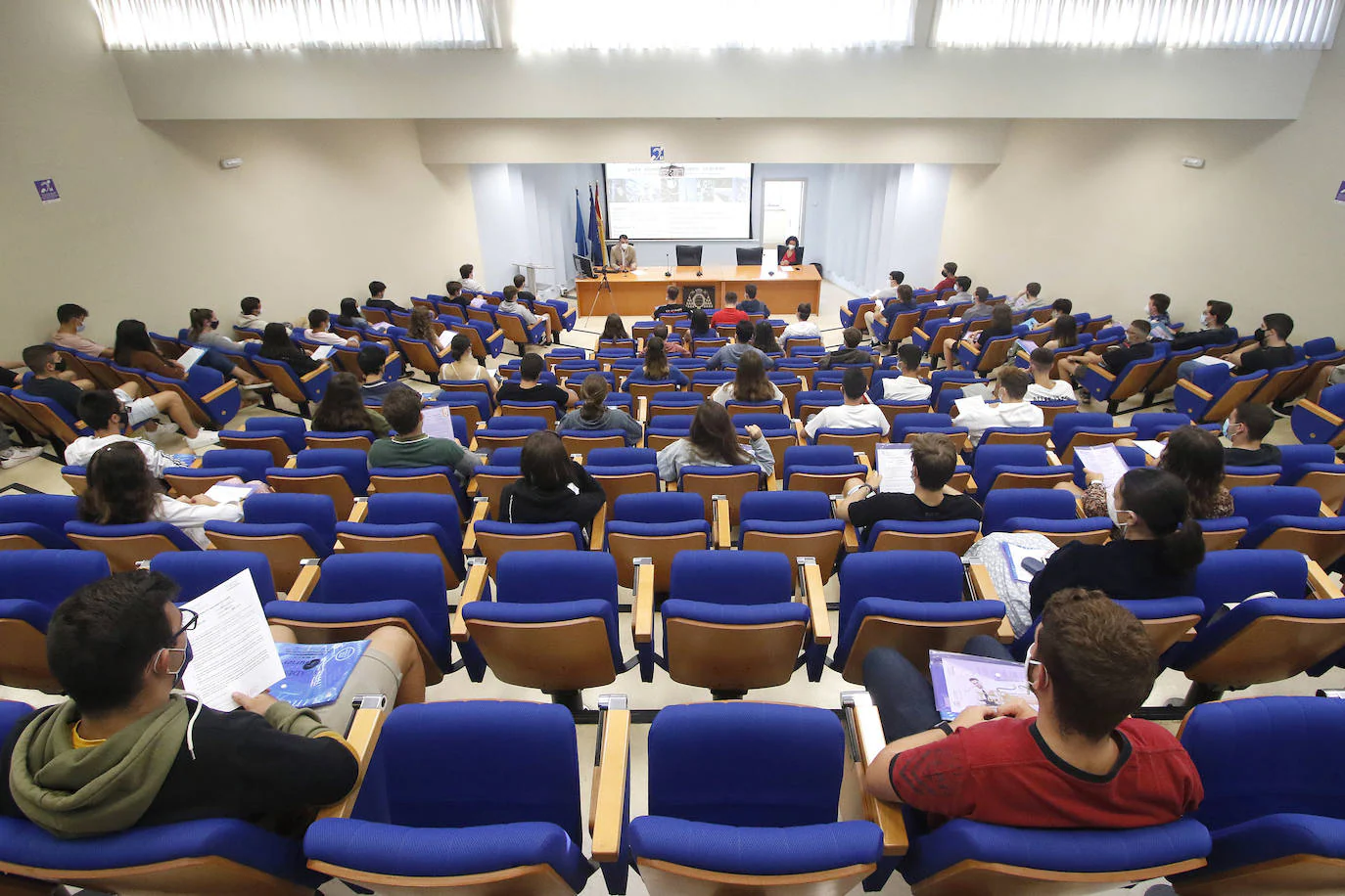 La Escuela Politécnica de Ingeniería de Gijón celebra esta semana dos jornadas de acogida para los estudiantes de nuevo ingreso, que superan los 700 en el centro gijonés.