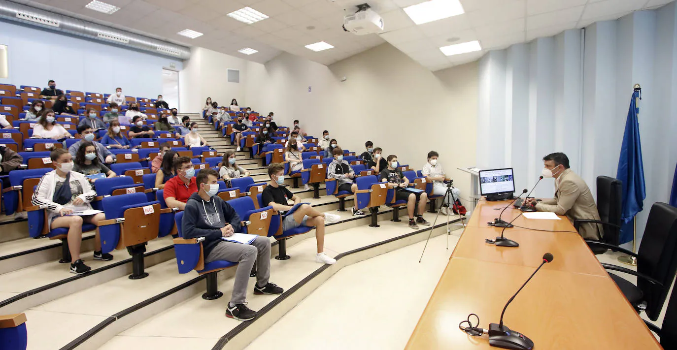 La Escuela Politécnica de Ingeniería de Gijón celebra esta semana dos jornadas de acogida para los estudiantes de nuevo ingreso, que superan los 700 en el centro gijonés.