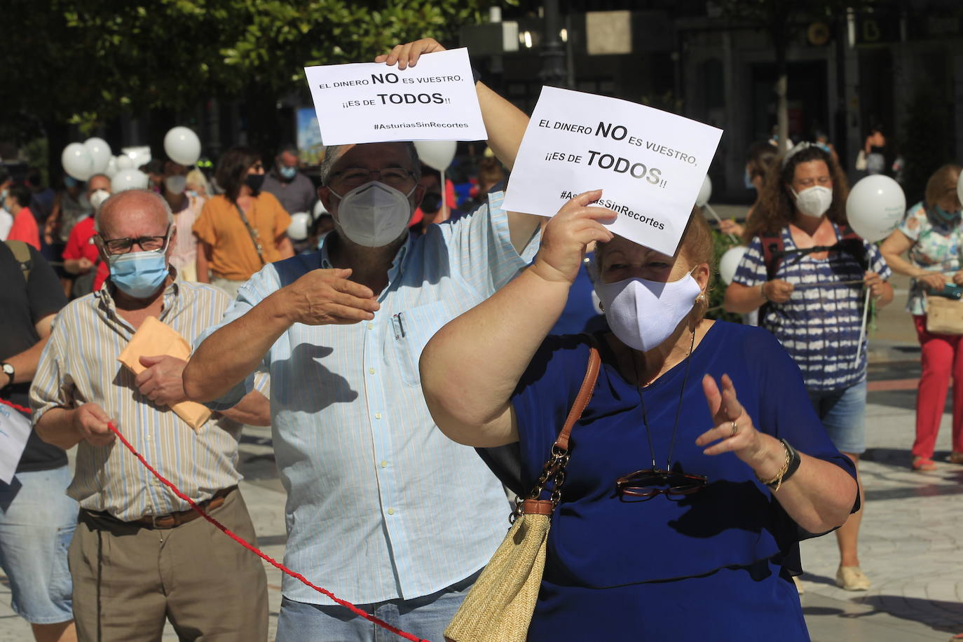 La plataforma #AsturiasSinRecortes, organizadora de la protesta estima que se «dejará sin cobertura a más de 20.000 personas de los colectivos más vulnerables y condena a la desaparición a muchas entidades pequeñas que son la mayoría».