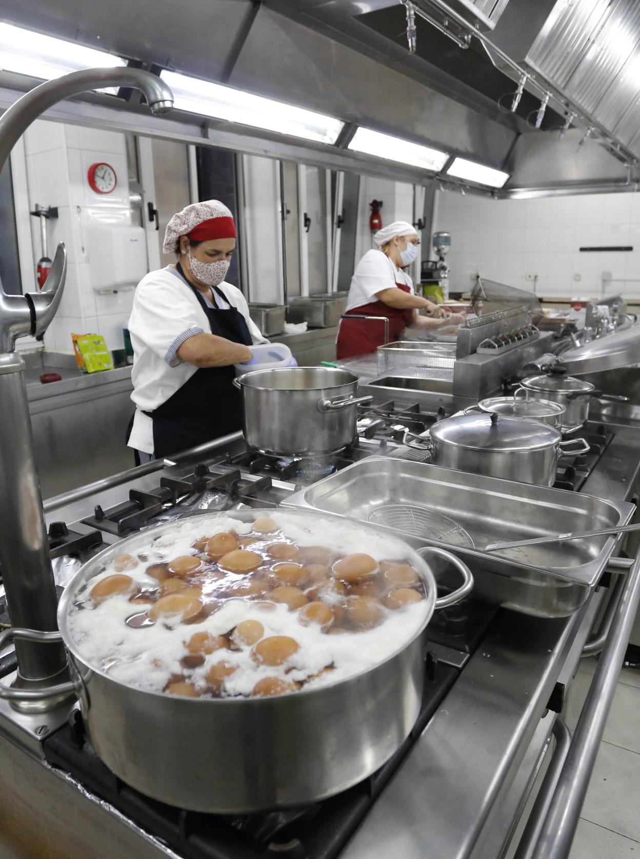 Las cocineras prepararan los alimentos el día previo a la entrega.