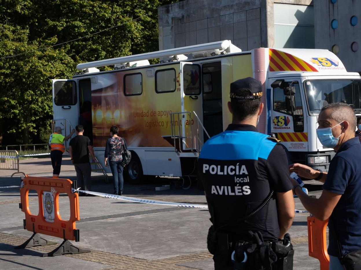 'Auto-covid' instalado en el Pabellón de La Magdalena, en Avilés, donde hoy empezarán a hacer las pruebas de detección de coronavirus. 