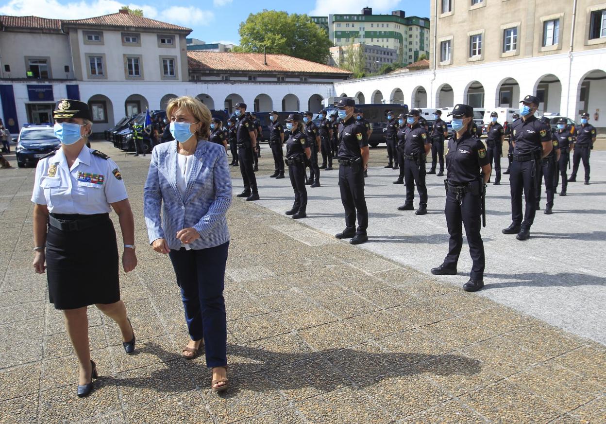 La delegada del Gobierno, Delia Losa, y la jefa de la Policía de Asturias, Luisa María Benvenuty, junto a los alumnos de prácticas. 