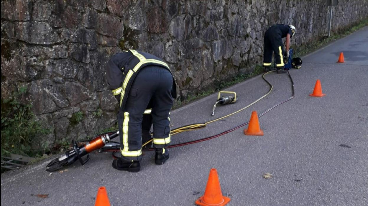 Bomberos trabajando en el lugar del accidente, en Covadonga. 