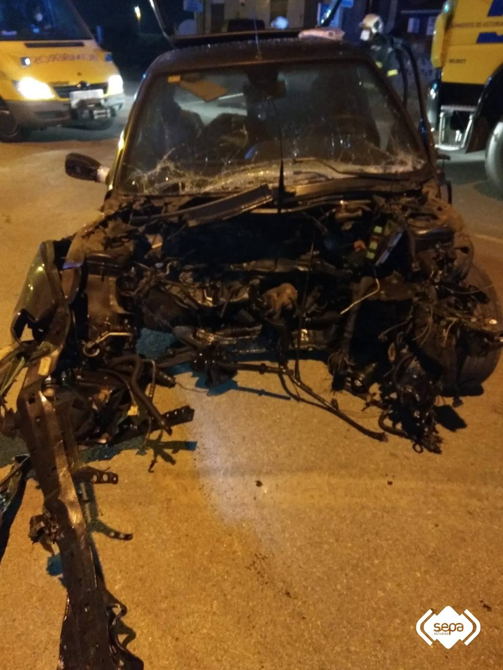 Una mujer de 44 años ha resultado herida grave tras chocar el coche en el que viajaba como acompañante por la AS-19 a la altura de El Pedrero, en Corvera, contra el muro de una casa.