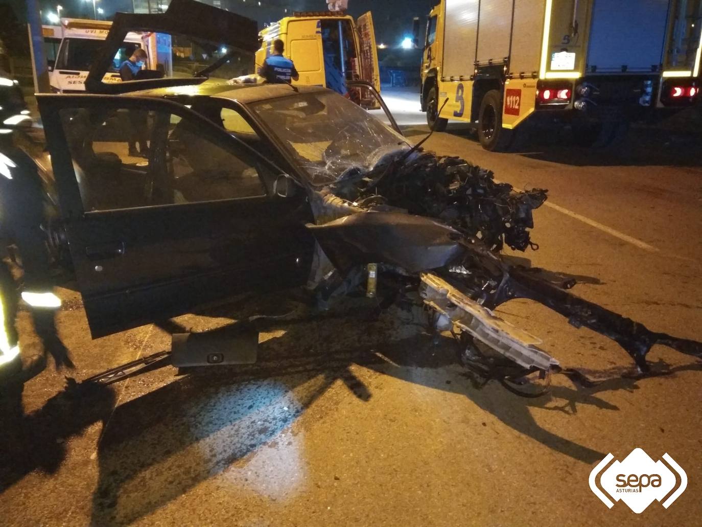 Una mujer de 44 años ha resultado herida grave tras chocar el coche en el que viajaba como acompañante por la AS-19 a la altura de El Pedrero, en Corvera, contra el muro de una casa.