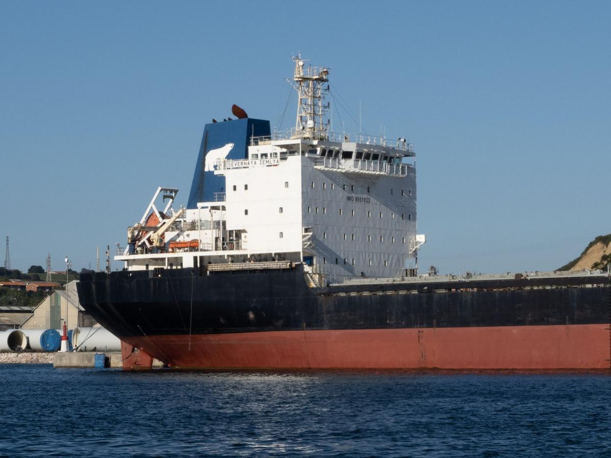 El buque ruso 'Severnaya Zemlya', ayer atracado en el muelle de Vallliniello. 