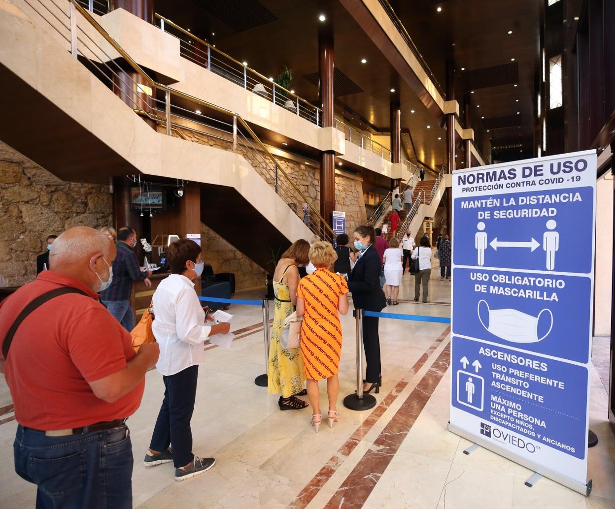 El público antes de acceder al concierto de Ainhoa Arteta y Oviedo Filarmónía en el Auditorio. 