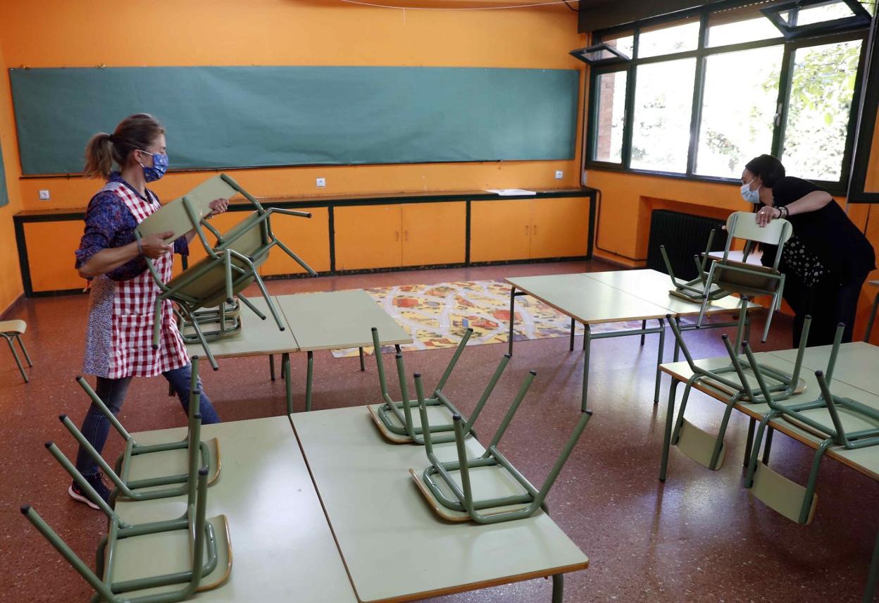 Personal de un colegio de Oviedo, moviendo mobiliario. 