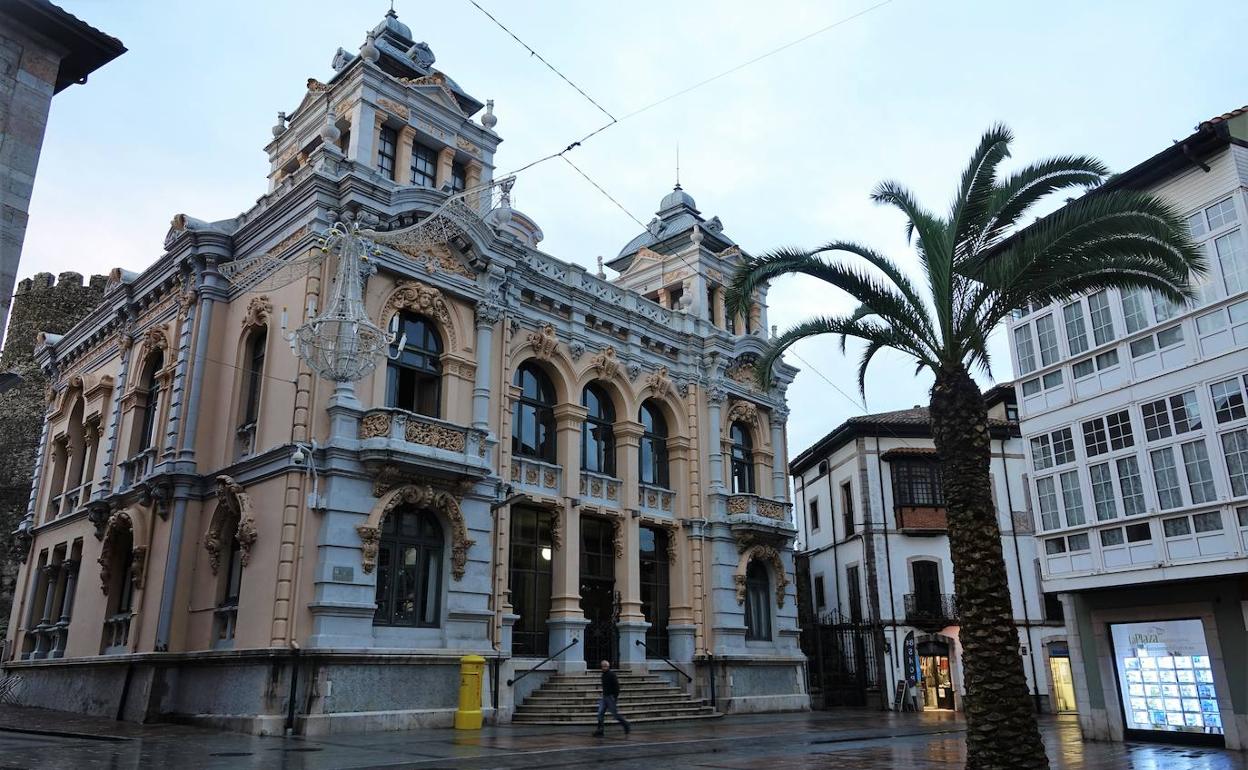 Coronavirus en Asturias | Cierra el bar del Casino de Llanes por un positivo