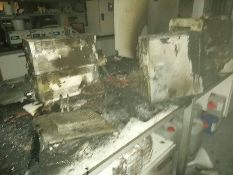 Fotos: Los bomberos sofocan un incendio en el HUCA