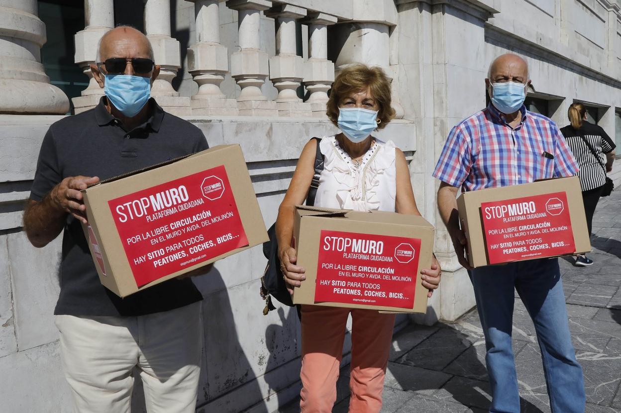Julián González, Monste Medina y José Antonio Risueño, de Stop Muro, en la entrega de las firmas en la Antigua Pescadería. 