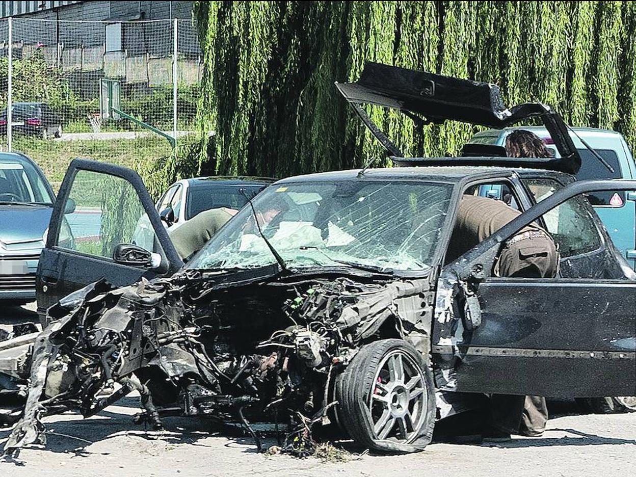 Estado en el que quedó el vehículo tras el accidente y la intervención de bomberos y sanitarios. 