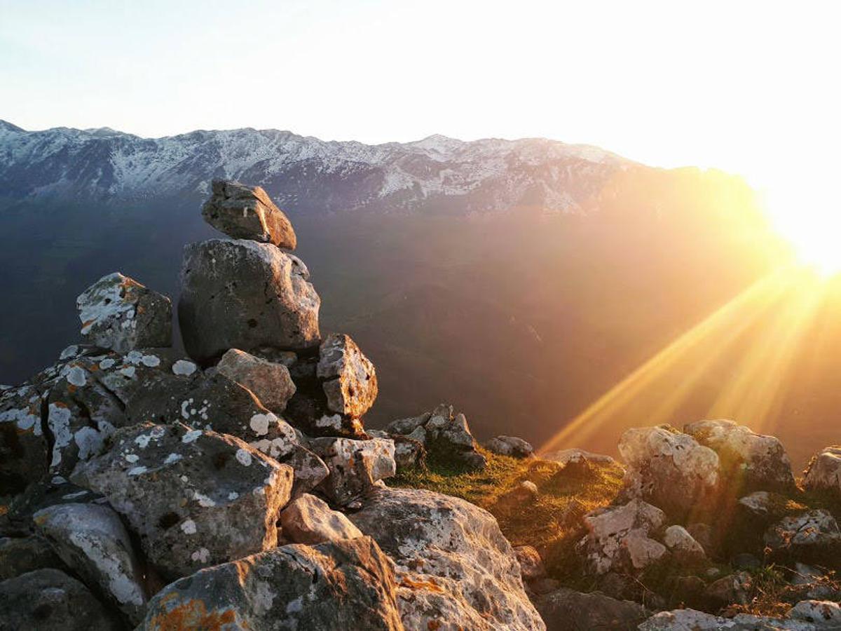 Atardecer desde la cumbre del Llanu Villar, una de las cumbres cercanas al Monsacro. Foto: Diego Argüelles