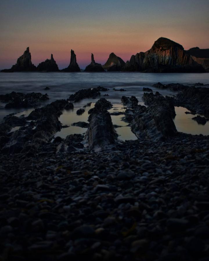 Anochecer visto desde la Playa de Gueirúa en el concejo de Cudillero. Foto: Juan Arechaga