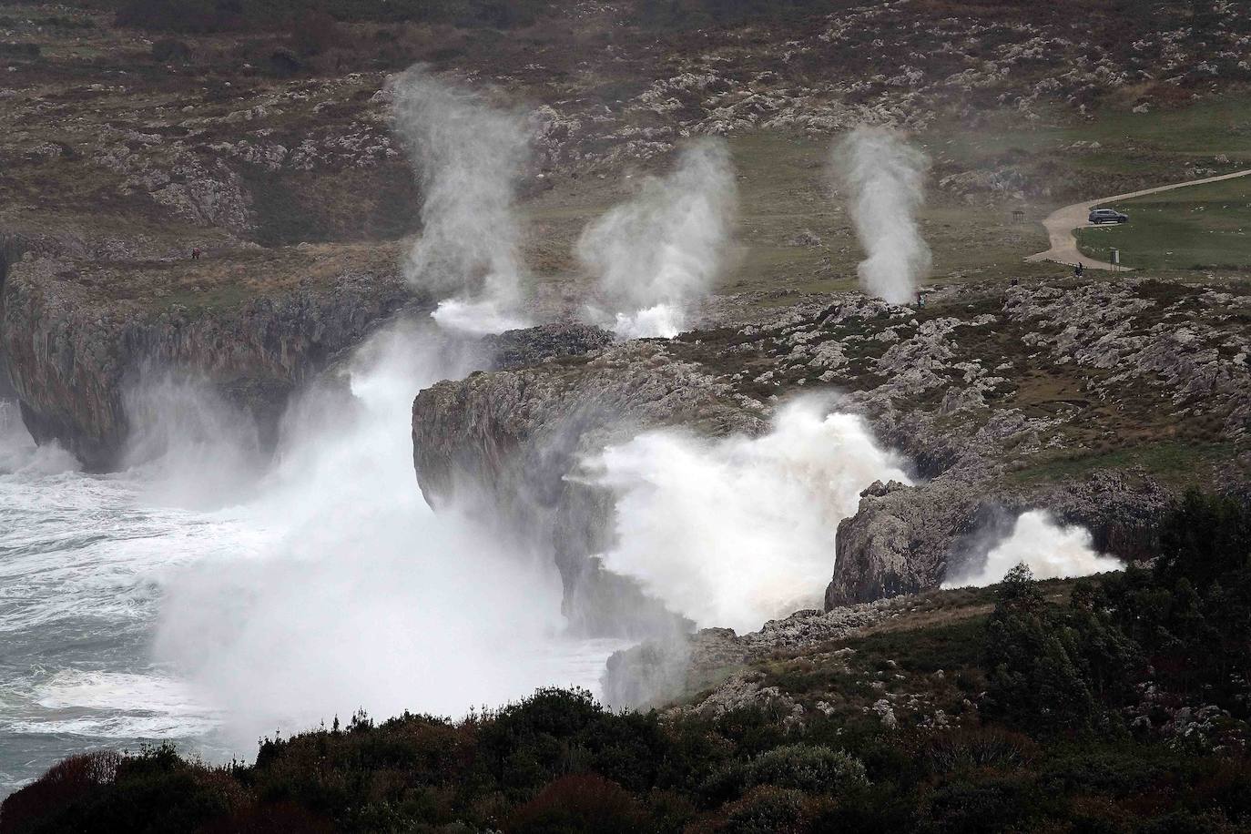 El Bufón de Santiuste, Monumento Natural desde 2001, es el mayor de la costa oriental, ya que “puede expulsar un chorro de agua de hasta cuarenta metros de altura”. Este enclave llanisco, próximo a la playa de La Franca, sobresale también por estar “enmarcado en un tramo costero de gran belleza y reconocida calidad ambiental”, el Paisaje Protegido de la Costa Oriental, y porque ”constituye una singularidad geomorfológica y paisajística que es preciso preservar de toda degradación”. Ofrece, sin duda, uno de los grandes espectáculos de la naturaleza en Asturias, que siempre debe disfrutarse con precaución.