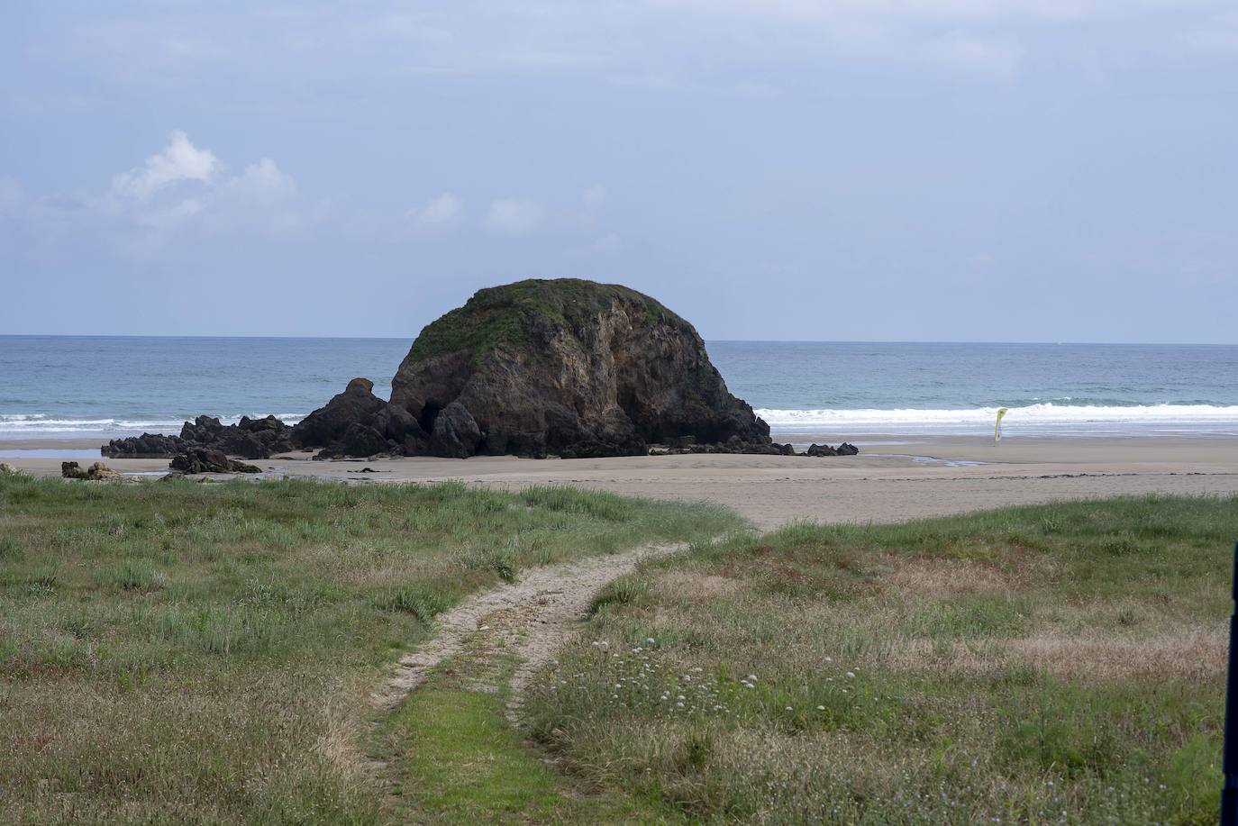 “La de Penarronda es sin duda una de las playas más hermosas del litoral occidental asturiano”, reza el decreto de declaración de Monumento Natural de este enclave que comparten los concejos de Tapia y Castropol. Se trata de un arenal de unos 600 metros de longitud cuyas “mejores perspectivas se obtienen desde lo alto de lo de los acantilados de La Robaleira, en su extremo oriental, donde se sitúa la pequeña ermita de San Lorenzo”. El documento, del año 2002, señala que, “a pesar de su notable valor, el sistema dunar de Penarronda ha sufrido importantes agresiones derivadas del masivo uso turístico de la playa”. Frente a esto, la protección del espacio “ha supuesto la introducción de normas de protección” que ayudan a paliar los daños.