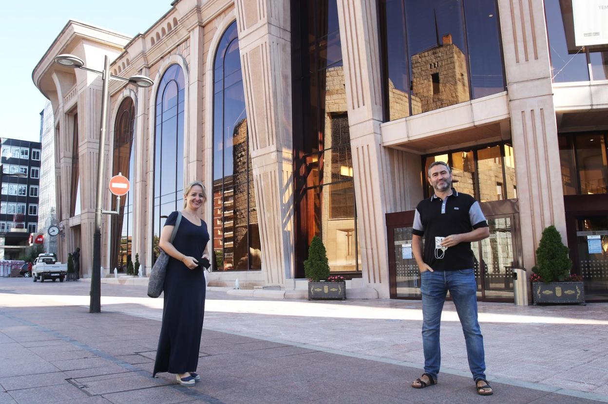 La soprano Ana Nebot y el tenor Juan Noval delante del Auditorio, donde inaugurarán esta tarde los conciertos de San Mateo. 